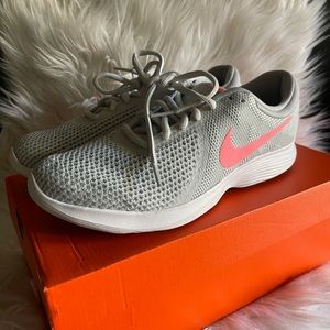 Women’s Nike Revolution 5